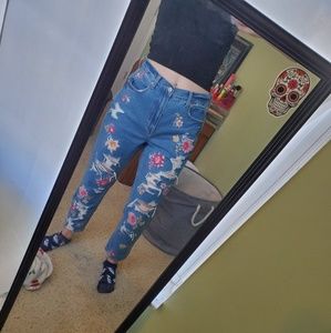 American Eagle Embroidered Mom Jean